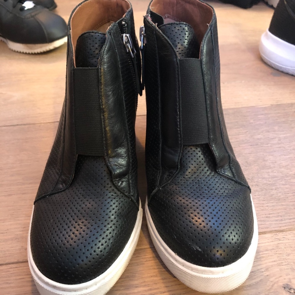 Black Wedge Heals